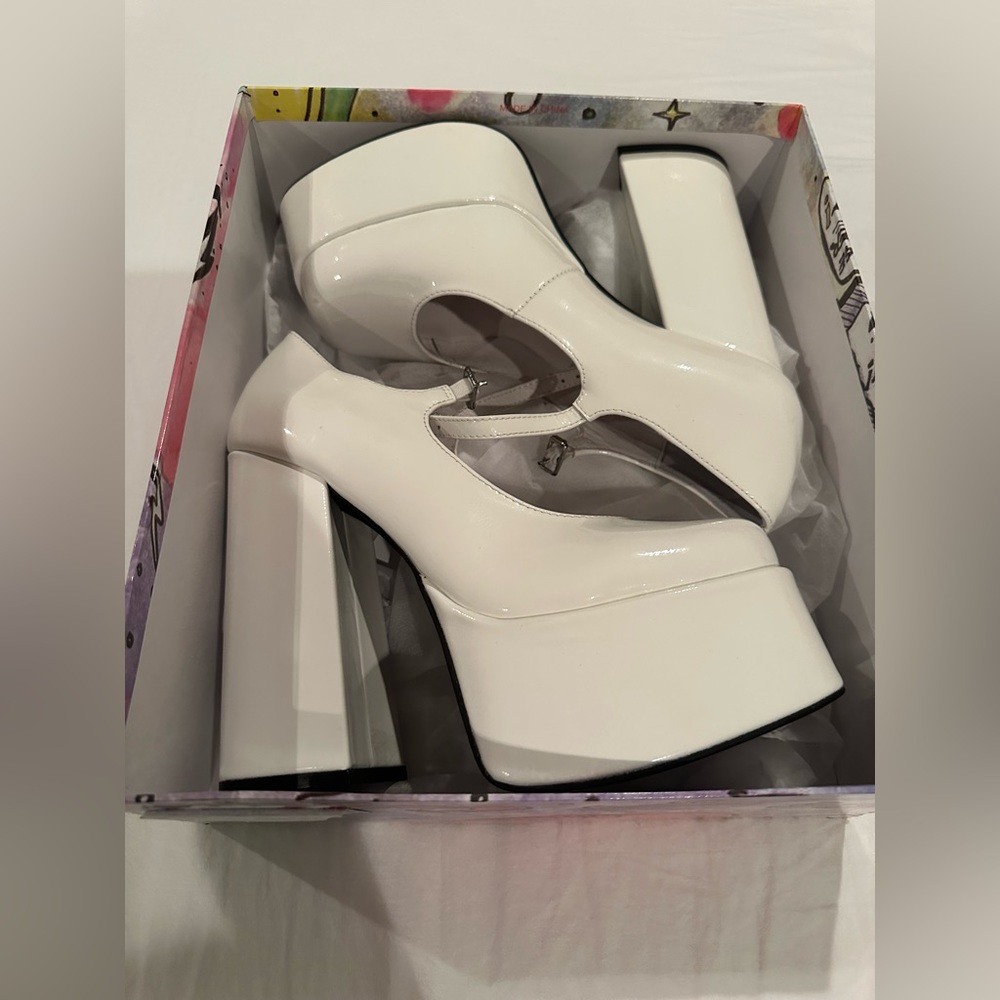 Jeffrey Campbell MARY-J in ivory crinkle patent. Size 6.5M.